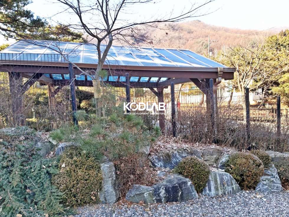 경기 양평군 옥천면 신복리 야외 정자와 조경수 그리고 조경석이 자리잡은 편의시설 10분거리 고급스러운 전원주택 매매 매물번호 10188 사진 3