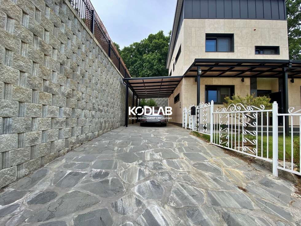 경기 양평군 양평읍 회현리 주말주택으로 사용하셨으며 잔디와 조경수가 예쁘게 관리된 회현리 근생주택 매매 매물번호 11576 사진 4