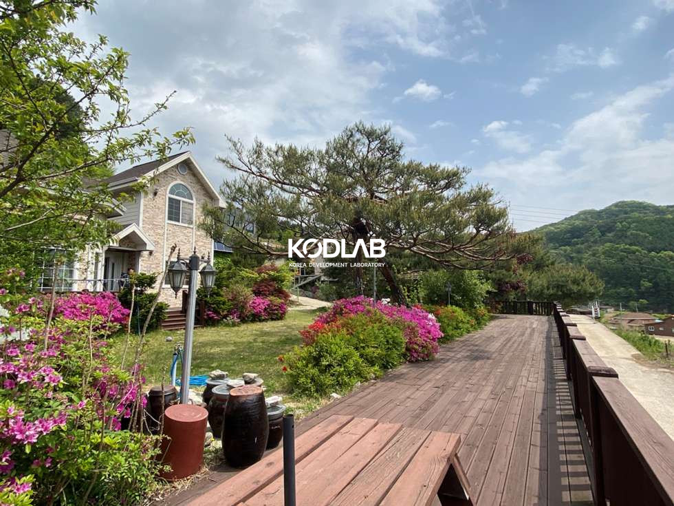 경기 양평군 용문면 연수리 넓은 마당과 높은 층고, 목재의 조화로 고급스러운 분위기가 느껴지는 용문면 전원주택 매매 매물번호 11325 사진 8