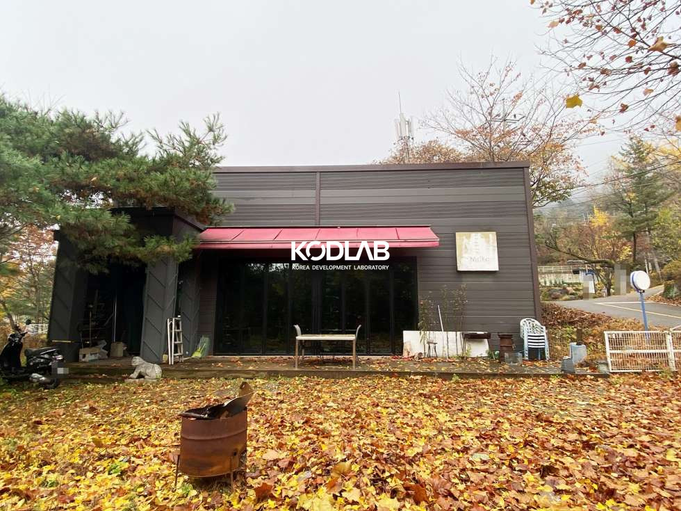 경기 양평군 양평읍 백안리 백안리 평수 넓은 카페 건물, 정원에 연못과 돌다리가 있으며 화덕오븐이 있음 월세 매물번호 11731 사진 2