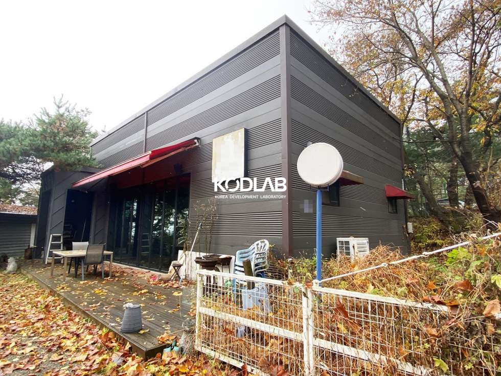 경기 양평군 양평읍 백안리 백안리 평수 넓은 카페 건물, 정원에 연못과 돌다리가 있으며 화덕오븐이 있음 월세 매물번호 11731 사진 3