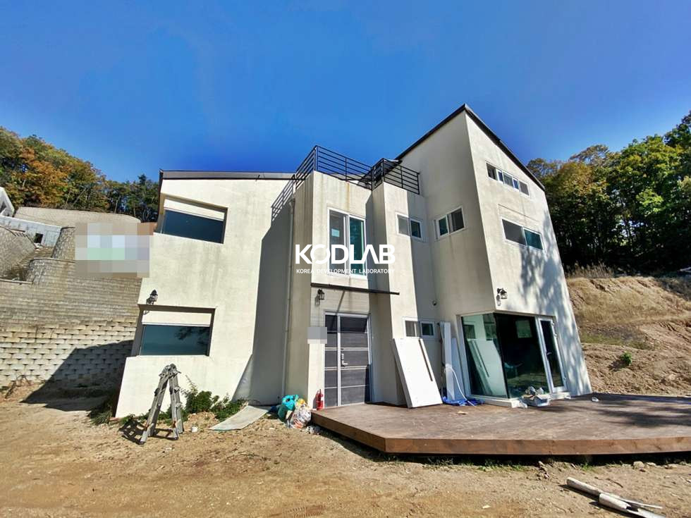 경기 양평군 양서면 신원리 남한강과 산이 보이는 뻥뷰, 파노라마식 창호 설비된 리모델링 전원주택 매매 매물번호 10653 사진 1