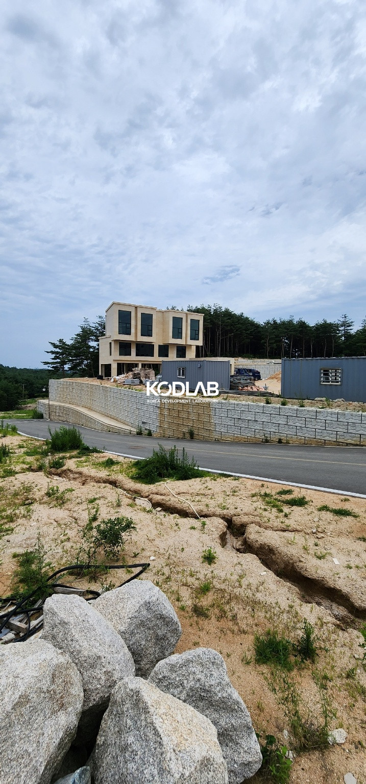 강원 고성군 토성면 성대리 경치를 생각하여 높게 지은 준공 전 내부 인테리어만 남은 강원도 고성군 펜션용 토지와 건물! 매매 매물번호 11797 사진 4