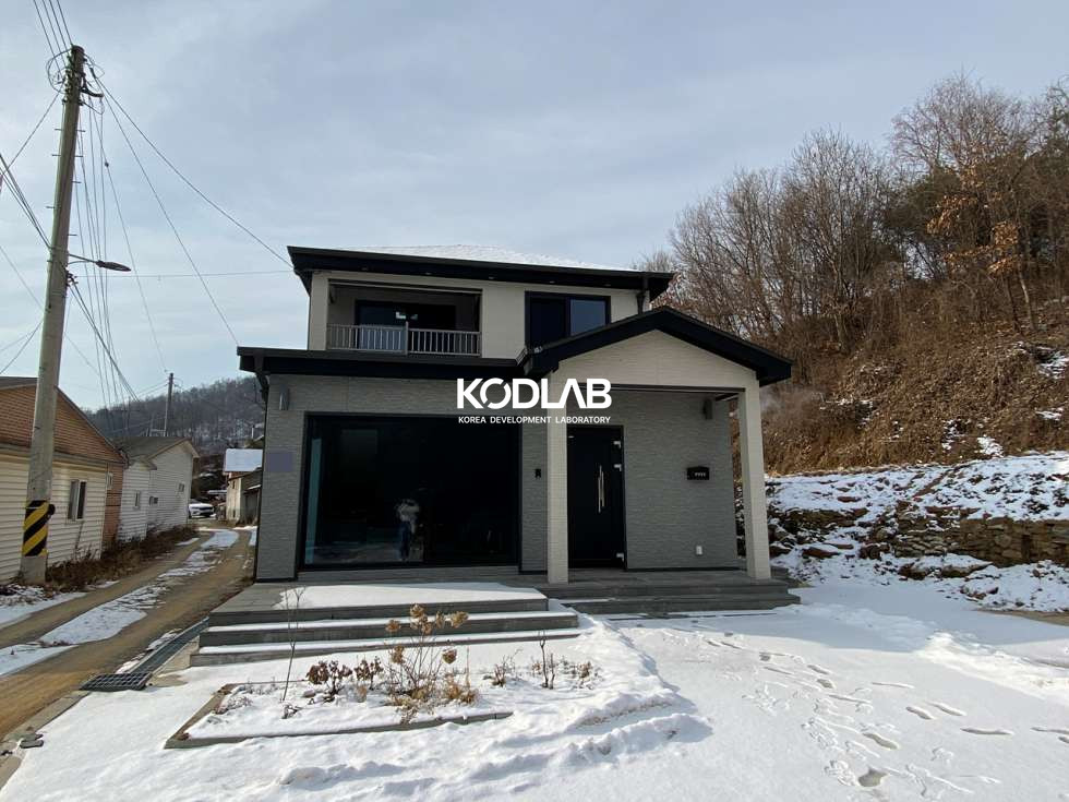 경기 양평군 옥천면 신복리 ﻿ ﻿시멘트 마당을 가진 전원주택! 포인트 핑크 타일의 산뜻한 주방까지! / 옥천면 신복리 매매 매물번호 10945 사진 1