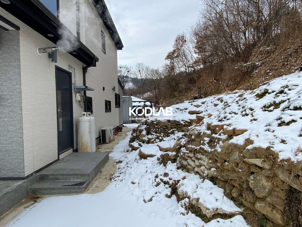 경기 양평군 옥천면 신복리 ﻿ ﻿시멘트 마당을 가진 전원주택! 포인트 핑크 타일의 산뜻한 주방까지! / 옥천면 신복리 매매 매물번호 10945 사진 7